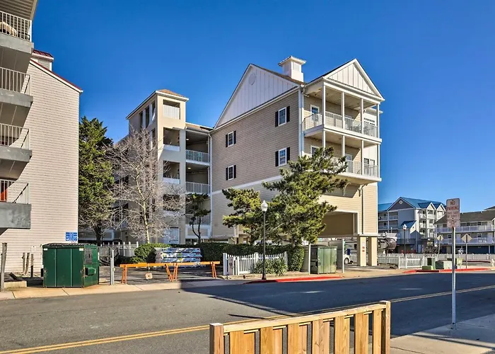 Balcony W/ Inlet View: Dtwn Ocean Holiday home *